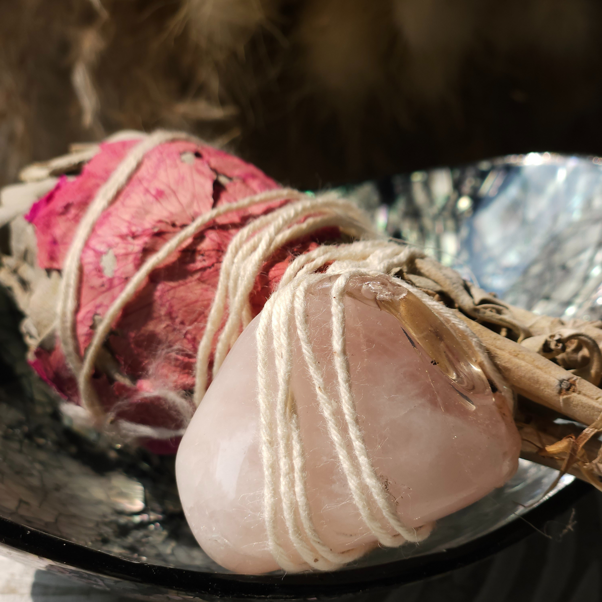 Baltojo šalavijo ryšulėlis su rožiniu kvarcu