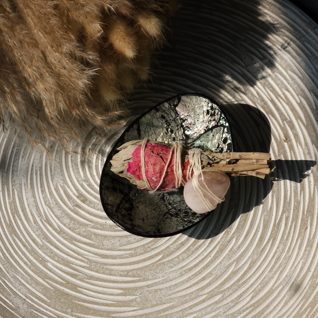 Baltojo šalavijo ryšulėlis su rožiniu kvarcu