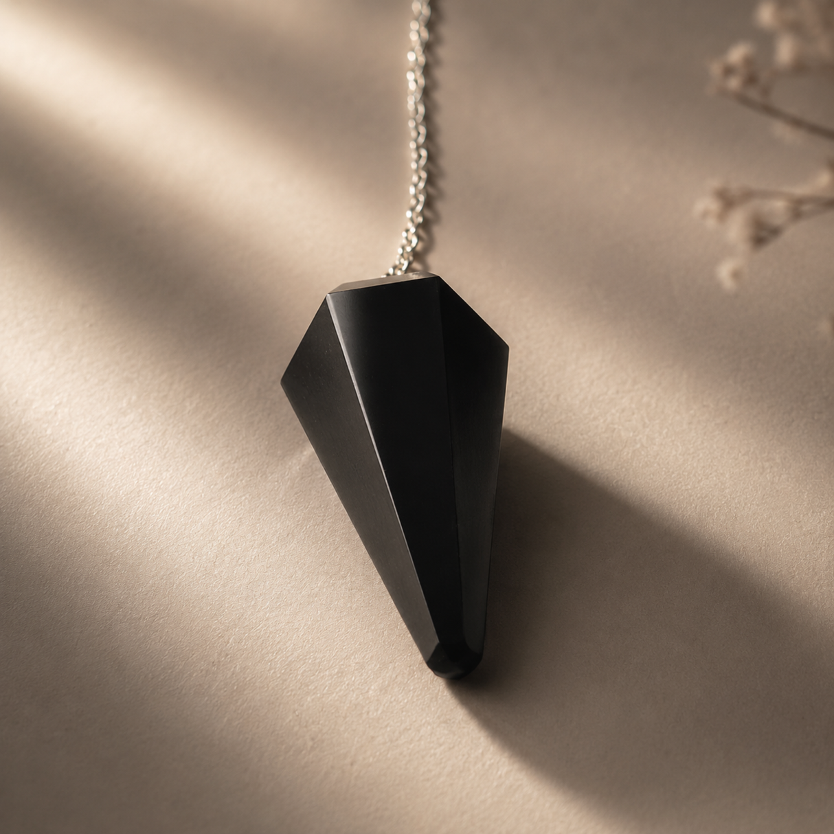 Juodojo obsidiano švytuoklė
