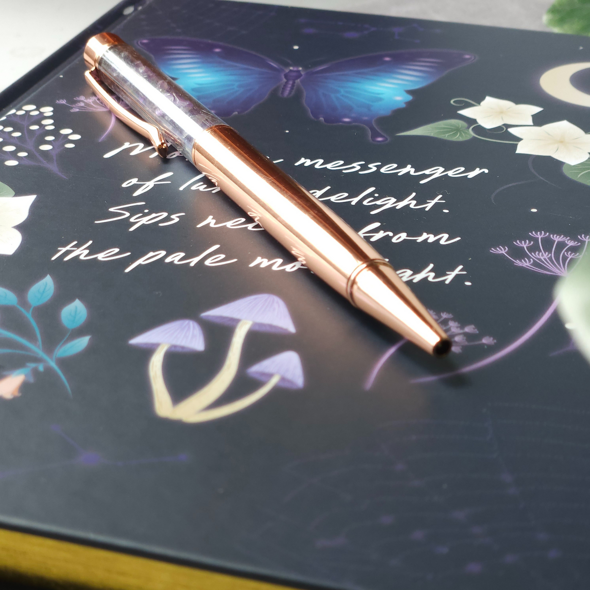 Vidurnakčio kandžių žurnalas su ametisto rašikliu