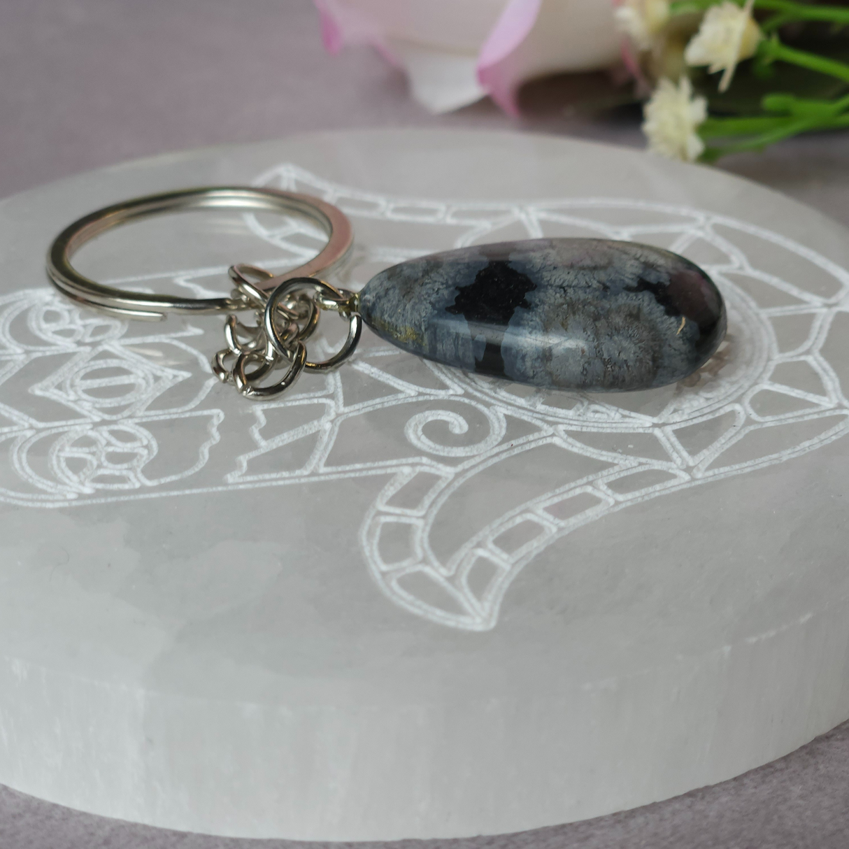 Sniego obsidiano lašo formos raktų pakabukas