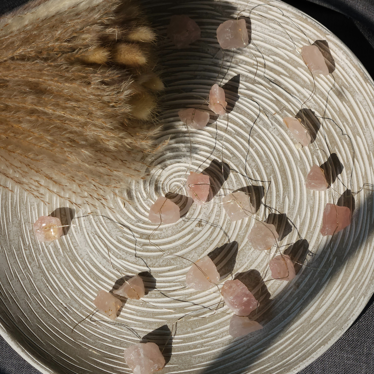 Rožinio kvarco brangakmenių švieselės