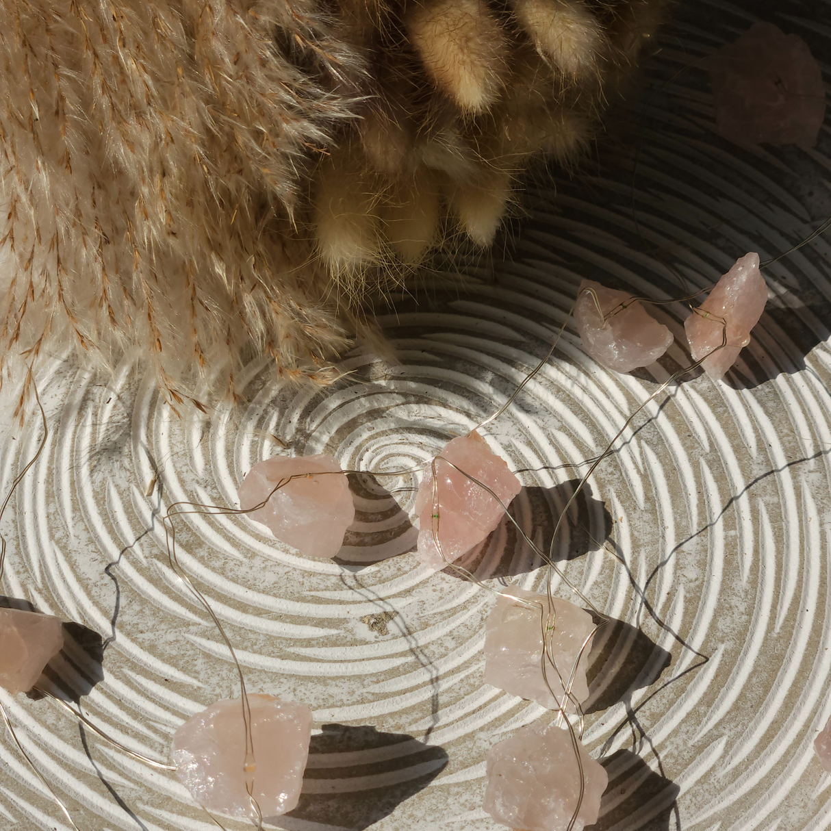 Rožinio kvarco brangakmenių švieselės