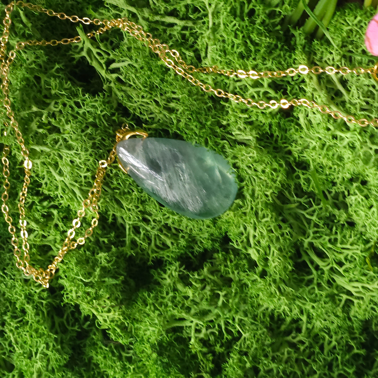 Krištolinis ašaros formos pakabukas