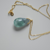 Krištolinis ašaros formos pakabukas