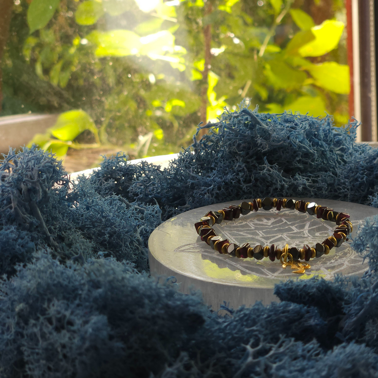 Briaunuota granato/hematito apyrankė