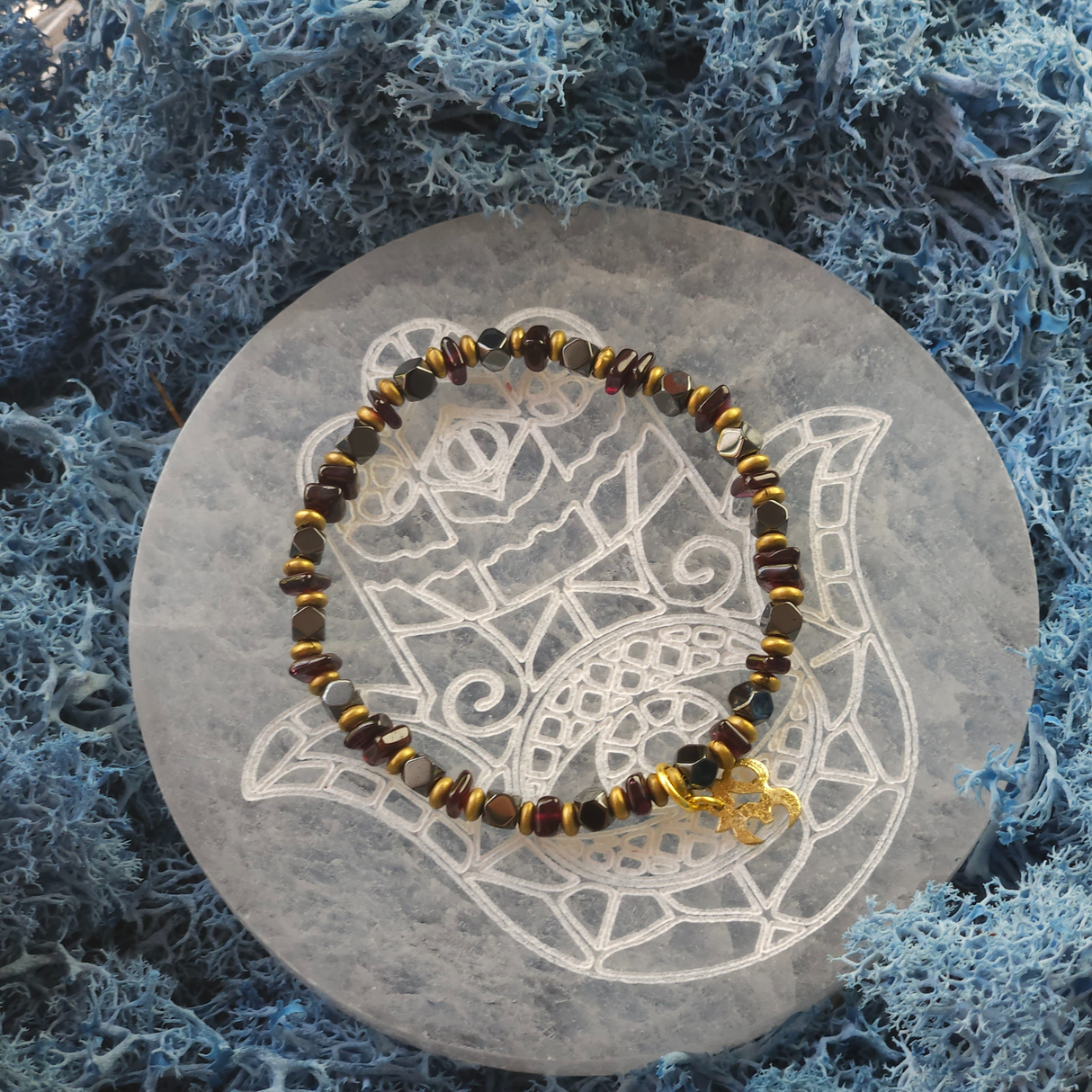 Briaunuota granato/hematito apyrankė