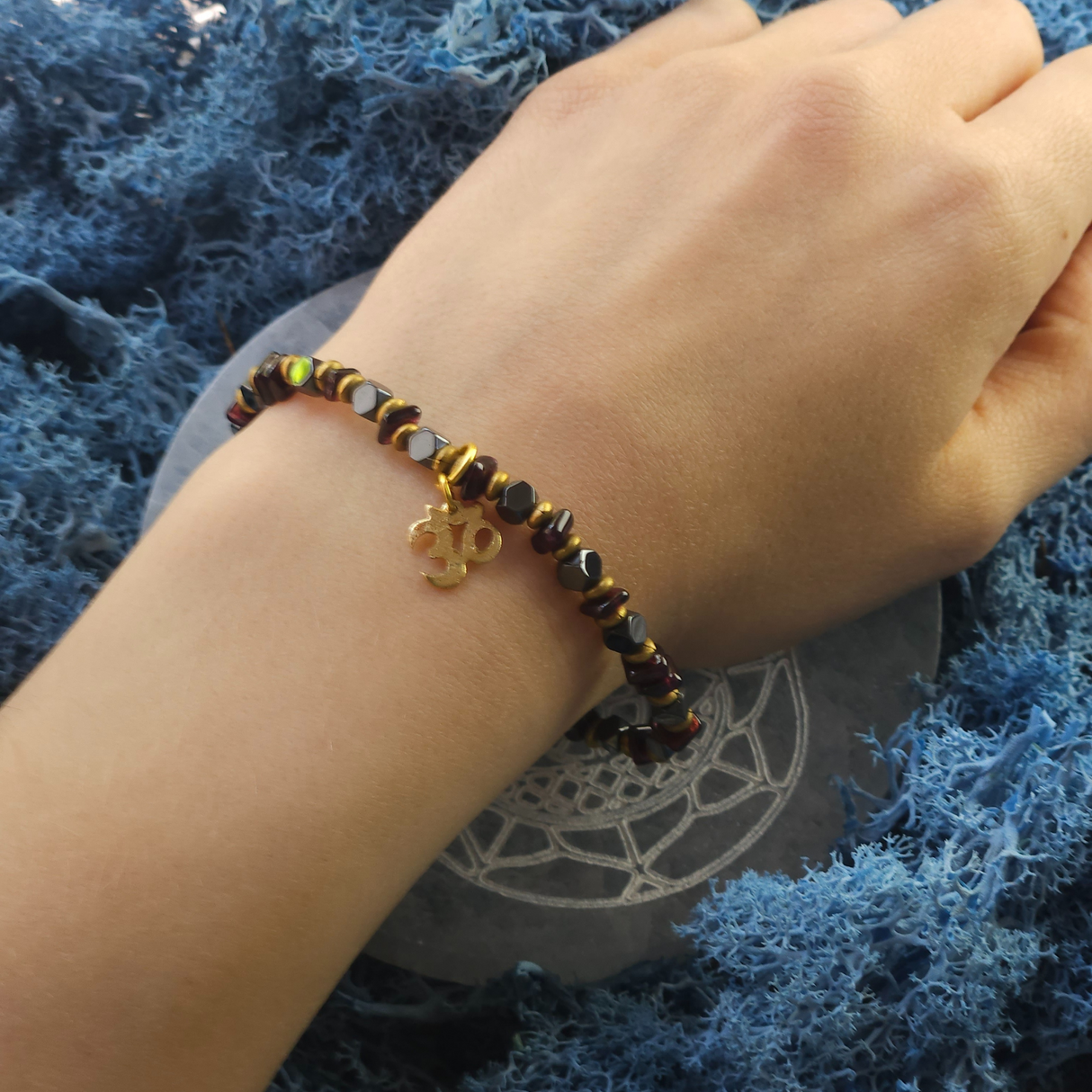 Briaunuota granato/hematito apyrankė