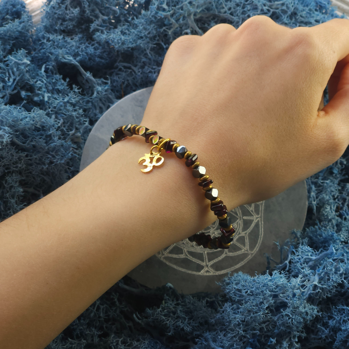 Briaunuota granato/hematito apyrankė