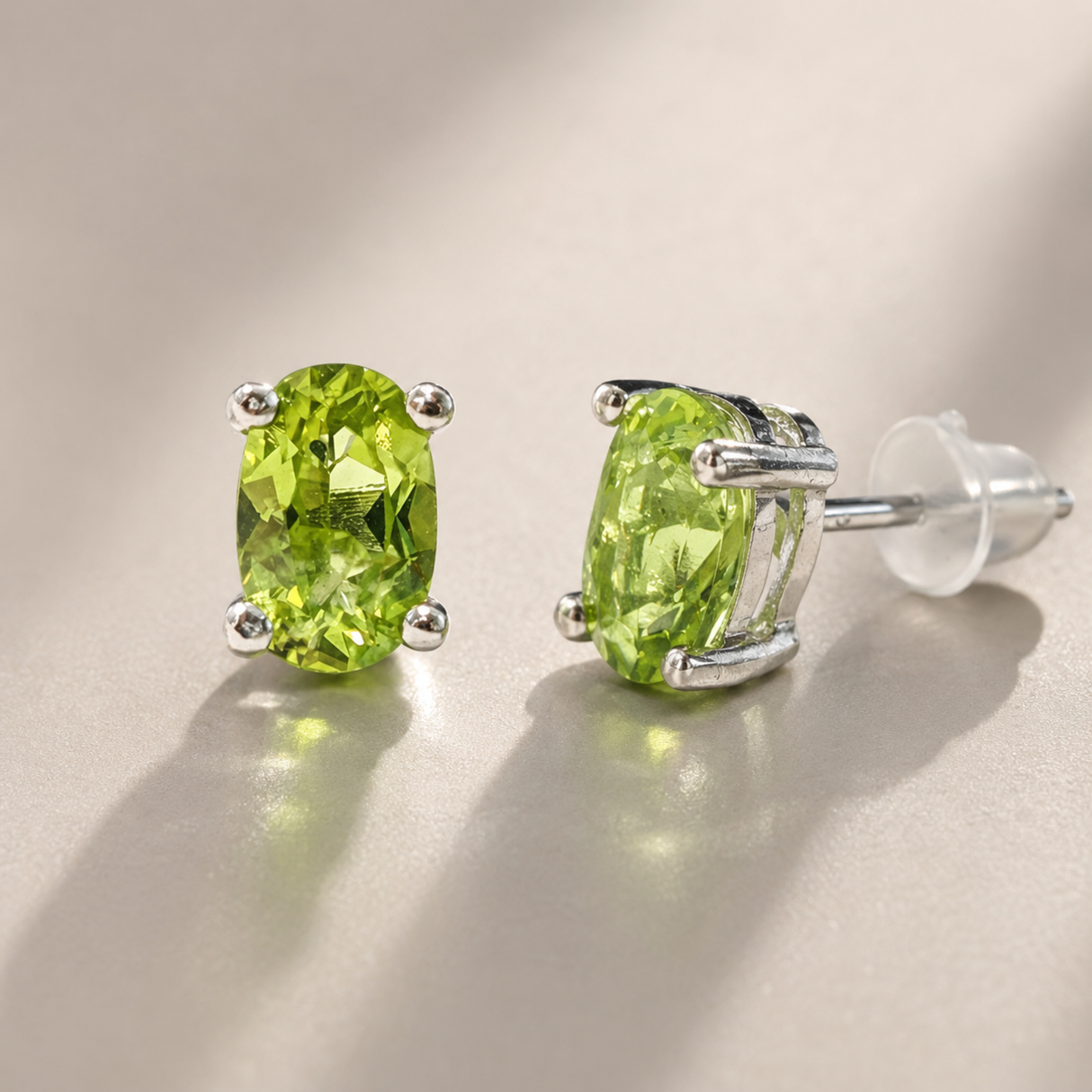 Minimalistiniai peridoto auskarai