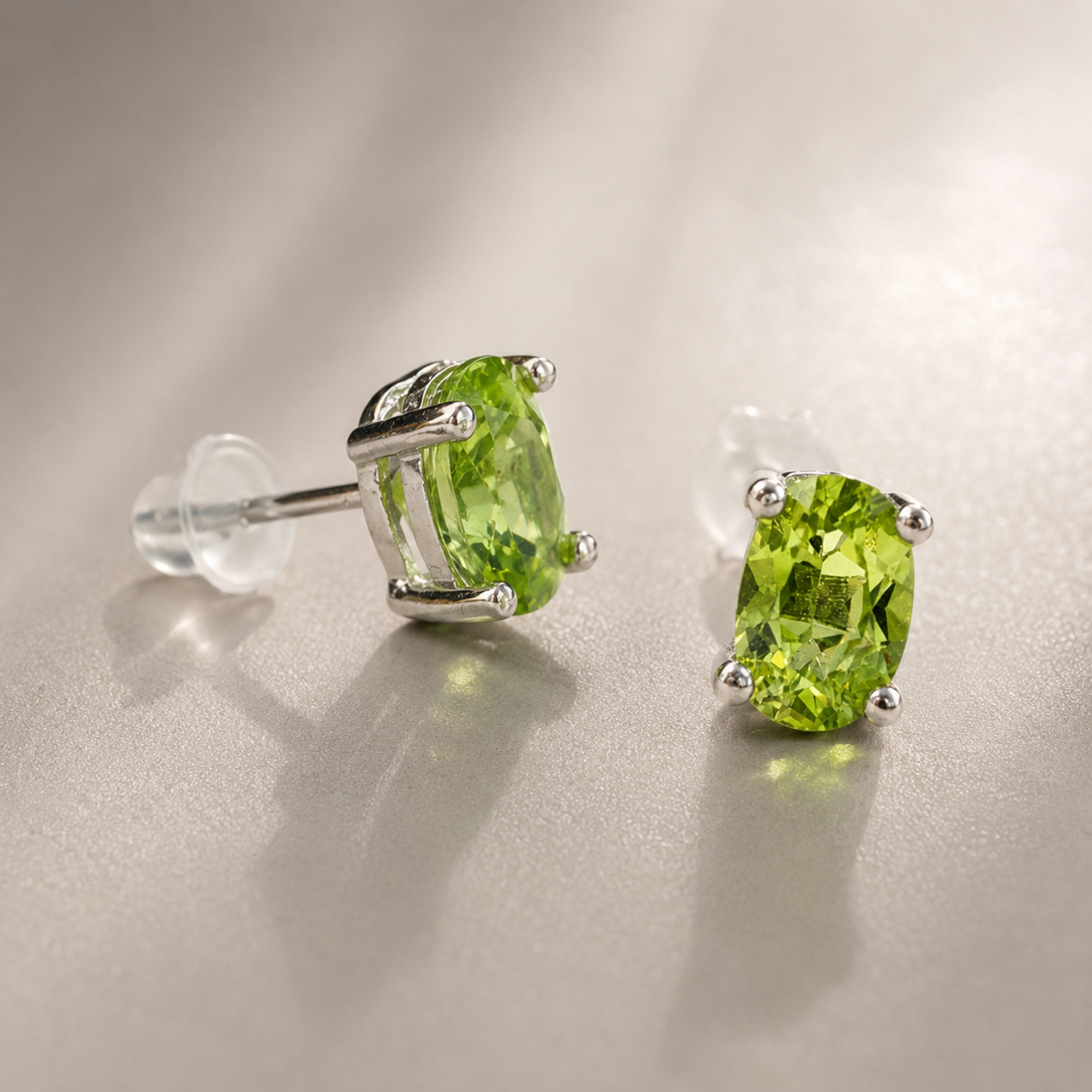 Minimalistiniai peridoto auskarai