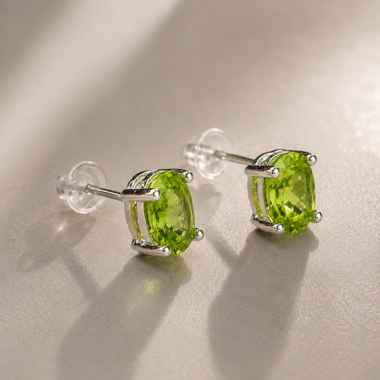 Minimalistiniai peridoto auskarai