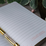 Deivės energijos manifestacijos žurnalas ir rožinio kvarco rašikliu