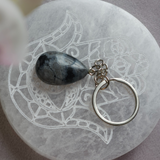 Sniego obsidiano lašo formos raktų pakabukas